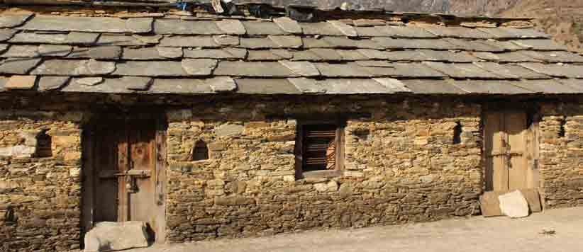 गांव पर लटका ताला